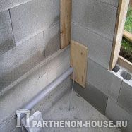 Строительство бетонного бассейна. Установка закладных элементов.